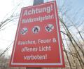 Symbolbild: Matthias Bein/dpa
"Achtung Waldbrandgefahr" steht auf einem Hinweisschild. Die Waldbrandgefahr in Bayern steigt auf die höchste Warnstufe. Deshalb sollte man einige wichtige Sicherheitsmaßnahmen beachten.