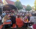 Bild: amö
Die Blaskapelle Kunschir, unter der musikalischen und auch technischen Leitung von Sebastian Kunschir, erfreute die zahlreichen Gäste auf dem Winklarner Marktplatz.