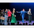 Bild: Peter Ringeisen
So ist Shui Ta (im blauen Anzug) erfolgreich: dynamisch, laut und rücksichtslos - das glatte Gegenteil des eigentlichen Charakters von Shen Te. Die MRG-Theatergruppe der Mittelstufe machte bei der Auftaktveranstaltung im Februar auf ihre Aufführung neugierig.