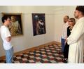 Bild: do
Speinsharts Kulturmanager Moritz Kellner (li) erläutert den Besuchern der Vernissage das Kontrastprogramm alter und neuer Porträts.