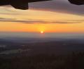 Bild: Michael Schneider
Ein beeindruckender Sonnenaufgang über dem Steinwald bot sich den Teilnehmern von 24 Stunden Steinwald vom Oberpfalzturm aus.