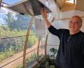 Bild: pz
Franz Schreier mit den hauchdünnen Photovoltaik-Modulen, die gleichzeitig als Schattenspender dienen.