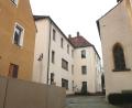 Bild: Hirsch
Das ehemalige Konventgebäude in der Kirchengasse (Mitte), neben der Jakobskirche (rechts) und dem Kinderhaus (links) gelegen, soll saniert werden. Die Maßnahme steht jetzt auf der Streichliste der Stadt Schwandorf.