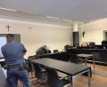 Bild: Hohlheimer
Vor Verhandlungsbeginn spricht Rechtsanwalt Jürgen Mühl am Landgericht in Amberg mit seinem Mandanten. Die Staatsanwaltschaft wirft dem Angeklagten mehrere Fälle von Callcenter-Betrugs vor.