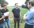 Bild: Josef Wittmann
Lena Gruber, Betriebsleiter Florian Werner, Abgeordneter Christian Doleschal und Dominik Bäumel, Mitglied der BBV-Kreisvorstandschaft Regensburg (von links) diskutierten über EU-Richtlinien und Verordnungen.