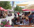 Bild: kro
Das ist angenehm: Vom Café aus genießen die Marktbesucher einen Blick auf den Peter- und Paul-Markt in Tirschenreuth.