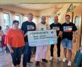 Bild: hbl
Übergabe der Spende an die Strettbunnycrew durch das Organisationsteam. Die Summe erhöhte sich bis zum Ende des Treffens auf 2.500 Euro.