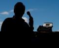 Symbolbild: Julian Stratenschulte/dpa
Ein 45-Jähriger soll zusammen mit drei weiteren Personen Senioren durch betrügerische Telefonanrufe um viel Geld gebracht haben. Vor dem Landgericht in Amberg muss er sich deshalb wegen Betrugs in über 30 Fällen verantworten.