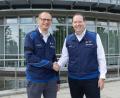 Bild: Harry Zdera/BMW Group
Christoph Peters (links) übergibt die Standortleitung für das BMW Group Werk Wackersdorf an Stefan Betz (rechts).