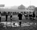 Bild: Archiv DJK Seugast
Definitiv nichts für Schönwetter-Fußballer: Der Platz der DJK Seugast stand früher nach Regenfällen unter Wasser. Gekickt wurde trotzdem.