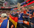 Bild: Maschauer/privat
Jürgen Maschauer (links) und Jörg Sperber (rechts) beim fünften Spiel der NHL-Finalserie zwischen den Edmonton Oilers und den Florida Panthers.