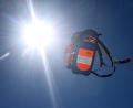Symbolbild: Karl-Josef Hildenbrand/dpa
Ein Schulranzen fliegt in der gleißenden Sonne durch die Luft. Hurra, die Schule endet früher! Die Amberger Gymnasien haben angesichts der aktuell heißen Tage den Nachmittagsunterricht gestrichen.