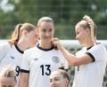 Archivbild: Sebastian Gollnow/dpa
Als erfahrene Spielerin steht Sara Däbritz mit der Nummer 13 ab und an im Mittelpunkt. Besonders, wenn es um ihren Wechsel zu Real Madrid geht.