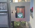 Bild: Uwe Groß
Der Defibrillator befindet sich links neben der Eingangstür zum Rathaus.