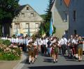 Bild: whü
15 Vereine mit ihren Fahnenabordnungen sowie etliche Ehrengäste marschierten beim Festzug zur Ehre der Soldatenkameradschaft Wirbenz mit.