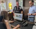 Bild: pz
Als erste Kommune im Landkreis Tirschenreuth bietet die Stadt Waldsassen das Einwohnermeldewesen als digitalen Bürgerservice an. IT-Abteilungsleiter Holger Zeitler und Bürgermeister Bernd Sommer (stehend, von links, in der Bürger-Info) schilderten zusammen mit Sachgebietsleiterin Andrea Ernstberger die Details.