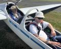 Bild: Gerhard Döhrling
Passagier Anton Seiler ist mit Pilot Michael Güntner wieder sicher in Erbendorf gelandet.