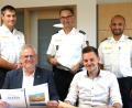 Bild: Hirsch
Zufriedene Gesichter: Oberbürgermeister Andreas Feller und Amtsleiter Stefan Schamberger (sitzend von links) nehmen den Sicherheitsbericht der Polizeibeamten Stefan Dirnberger, Reiner Wiedenbauer und Deniz Birol (stehend von links) entgegen und bekommen bescheinigt: Schwandorf ist eine sichere Stadt.