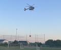 Bild: Lukas Büchold
Ein Löschbehälter an einem Helikopter wird auf dem Sportplatz des SC Kreith/Pittersberg von Einsatzkräften befüllt, um den Brand zu bekämpfen.
