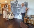 Bild: bl
Museumsleiterin Carola Reul und Hobby-Historiker Günther Friedl präsentieren Objekte, die das Ende des Zweiten Weltkriegs und die unmittelbare Nachkriegszeit veranschaulichen, darunter ein Kinderwagen und ein Handwagen, mit dem Flüchtlinge in Pfreimd ankamen.