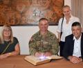 Bild: Renate Gradl
In den vergangenen zwei Jahren war Steven P. Carpenter (Mitte) der kommandierende General des 7. US-Armee Ausbildungskommandos (7.th ATC). Der erste Bürgermeister Edgar Knobloch und seine Frau Gabi sowie Zweite Bürgermeisterin Anita Heßler (links) verabschiedeten sich von ihm.