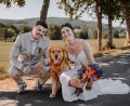 Bild: BirkFilms
Magdalena und Sebastian Böhm haben geheiratet. Beide hatten sich bei Oberpfalz-Medien kennengelernt. Die Braut ist Mitglied der Chefredaktion, der Bräutigam Reporter und erfolgreicher Podcaster. Familienhund Albus zeigt sich fürs Hochzeitsfoto von seiner besten Seite.