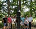 Bild: Thomas Schuster
Die Bruder-Klaus-Dorothee-Stele wird in der Begegnungsstätte Johannisthal aufgestellt. Das Bild zeigt die Helfer mit Familien.