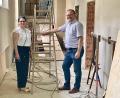 Bild: Gerhard Krones
Über die Fortschritte beim Ausbau der Kinderkrippe informiert Bürgermeister Uwe König nicht nur die Markträte, sondern bei einer Baustellenführung auch die Innenentwicklungsmanagerin der AOVE, Elke Flierl.