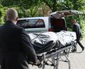 Symbolbild: Bodo Marks/dpa
Während des Abendessens wurde im Seniorenheim St. Konrad eine verstorbene Person durch den Speisesaal transportiert. Der Verstorbene wurde wie hier auf dem Symbolbild auf einer Trage von einem Bestattungsunternehmen abgeholt.