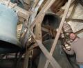Bild: Wolfgang Steinbacher
Daniel Götzfried steht im Kirchturm und hält seine Hand auf die über eine Tonne schwere Glocke, die bald ausgetauscht wird. Seit sechs Jahren ertönt nur noch das Stundengeläut, ansonsten Schweigen die Glocken aus Sicherheitsgründen.