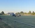 Bild: Lukas Büchold
Der Fußballplatz des SC Kreith diente als Landeplatz, um die Helikopter zu befüllen, damit diese neue Wasser auf die Brandstelle abwerfen konnten.