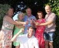 Bild: kro
Im Kreise seiner Familie und im heimischen Garten wurde der 90. Geburtstag von Gisbert Kusche gefeiert. Unser Bild zeigt von links Tochter Claudia, Karoline und Gisbert Kusche, Tochter Dagmar und Sohn Roland. Vorne knieend Enkel Julius.