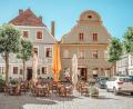 Bild: Michael Golinski, Stadt Amberg
Der Salzstadelplatz in Amberg lädt nach einer Umgestaltung wieder zum Verweilen ein. Die Bäume – vier Platanen – sind ein zentrales Element des Platzes.