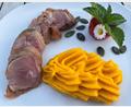 Bild: Michael Schiffer
Kartoffel und Butternut-Kürbis werden zu einem leckeren Püree. Dazu gibt es eine rosa gebratene Entenbrust mit Serrano-Schinken.