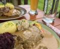Bild: Birgit Schultes/exb
Die Gaststätte Mesnerhaus am Armesberg lädt mit einer gemütlichen Terrasse und leckeren Gerichten zum Verweilen ein. Das Team um Wirtin Birgit Schultes setzt auf ein Selbstbedienungskonzept: Die Gäste können Essen und Getränke ordern und werden dann benachrichtigt, wenn sie die Bestellung abholen können.