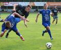 Bild: Dieter Jäschke
Der Weidener Niklas Lang (oben) und Noah Scheler (Etzenricht) kämpfen mit Haken und Ösen um den Ball, SVE-Spielführer Andreas Koppmann beobachtet das Ganze.