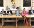 Bild: mma
Wie geht es mit den Pfarreien ohne Pfarrer weiter? Diakon Peter Nickl, Dekan Thomas Vogl, Professor Veit Neumann, Martha Bauer und Landrat Richard Reisinger stellten sich der Diskussion.