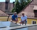 Bild: gsp
Versteckt im historischen Ensemble der Brauerei Bruckmüller präsentieren Anton Bruckmüller und Sohn Xaver die neue PV-Anlage.