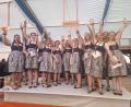 Bild: jua
"Jubelverein": Die Festdamen der Feuerwehr Stulln nehmen es wörtlich.