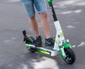 Symbolbild: Fabian Sommer/dpa
Ein E-Scooter-Fahrer flüchtete im Landkreis Kehlheim vor der Polizei.