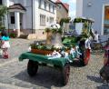 Bild: gac
Die neue Taufglocke mit dem festlich geschmückten Bulldog auf dem Rosenberger Dorfplatz.
