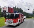 Bild: -/News5/dpa
Ein Einsatzfahrzeug der Feuerwehr steht in der Nähe der Absturzstelle eines Kleinflugzeugs im Gemeindegebiet von Krimml.