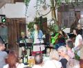 Bild: hdk
Eine tolle Stimmung im idyllischen Hinterhof des Gasthauses "Zum Hirschen" gab es, als in der lauen Sommernacht das Quintett "Petico Carmen" auftrat.