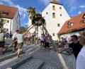 Bild: aub
Mit vereinten Kräften und unter hoffnungsvollen Blicken des Stadtpfarrers ging es mit dem Kirwabaum Schritt für Schritt in die Senkrechte.
