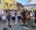 Bild: mzi
Das Bürgerfest ist eröffnet. Von links im weißen Stadtverbands-T-Shirt: Theo Schneider (2. Vorsitzender), Andy Deml (Redakteur des Stadtanzeigers), Stefan Kroher, Eugen Eckert (1. Vorsitzender) und Bürgermeister Joachim Neuß mit Schürze.