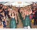 Bild: bnr
Die Festdamen haben ihre Sache gut gemacht und werden im Festzelt stürmisch begrüßt.