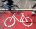 Symbolbild: Friso Gentsch/dpa
Ein Geisterradler hat auf der Nibelungenbrücke in Regensburg einen schweren Unfall verursacht. Eine Radfahrerin wurde schwer verletzt.