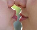 Bild: Karl-Josef Hildenbrand/dpa
Küsst es sich mit aufgespritzten Lippen anders? Fachleute halten das für wahrscheinlich, wenn die Lippen stark vergrößert sind.