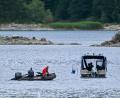 Bild: Peter Kneffel/dpa
Im Eibsee wird nach einem untergegangenen Vater und seinem Sohn gesucht.