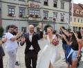 Bild: kro
Lachend durchlaufen Kristin und Peter Stahl-Grüneich das Ehrenspalier.